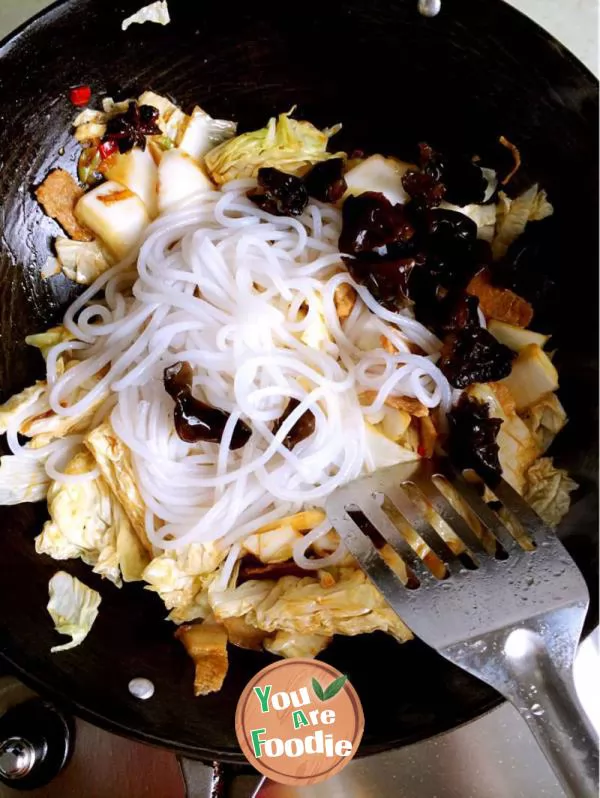 Fried meat with Chinese cabbage and vermicelli