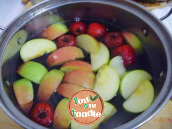 [health soup pot] simple and delicious -- apple and hawthorn sweet soup
