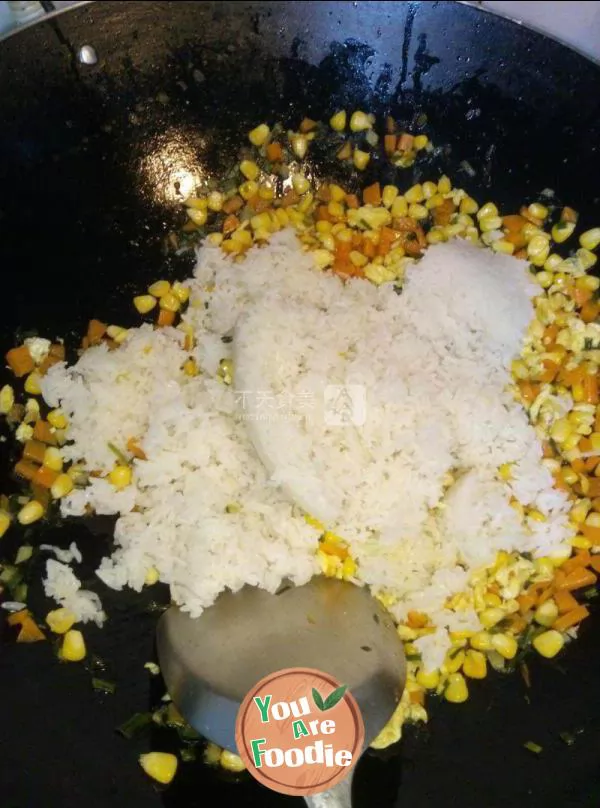 Fried rice with corn, carrot and egg