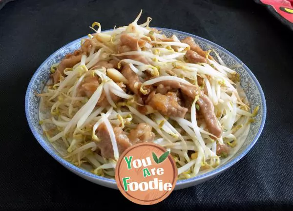 Fried shredded pork with bean sprouts