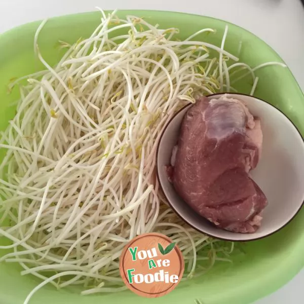 Fried shredded pork with bean sprouts