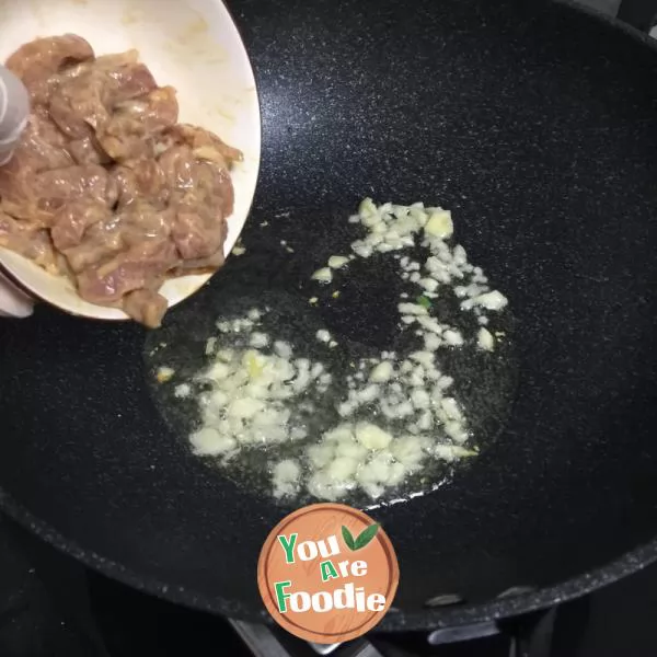 Fried shredded pork with bean sprouts
