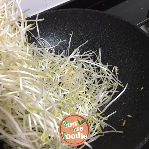 Fried shredded pork with bean sprouts