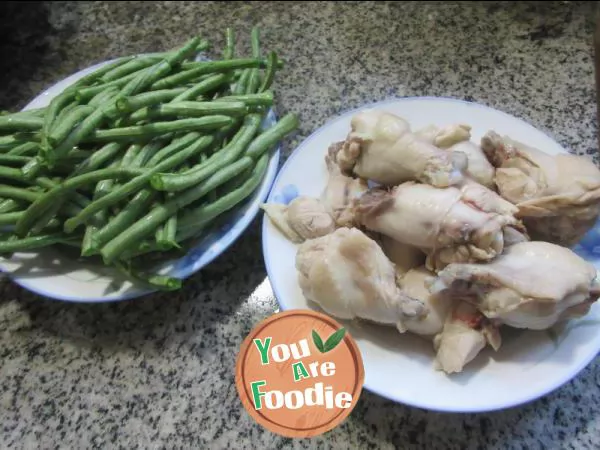 Braised chicken wing root with cowpea