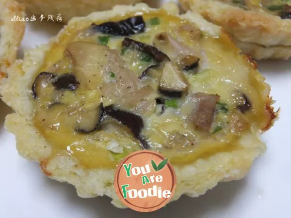 Fried egg tarts with mushroom and minced meat