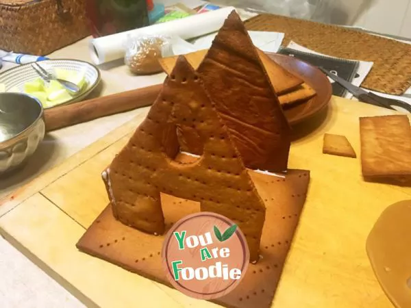 Late gingerbread house --- a gingerbread house made by children