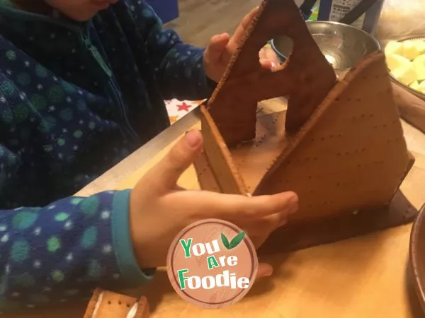 Late gingerbread house --- a gingerbread house made by children