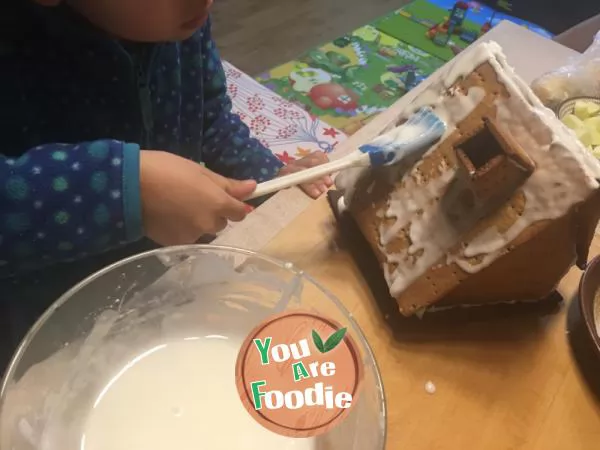 Late gingerbread house --- a gingerbread house made by children