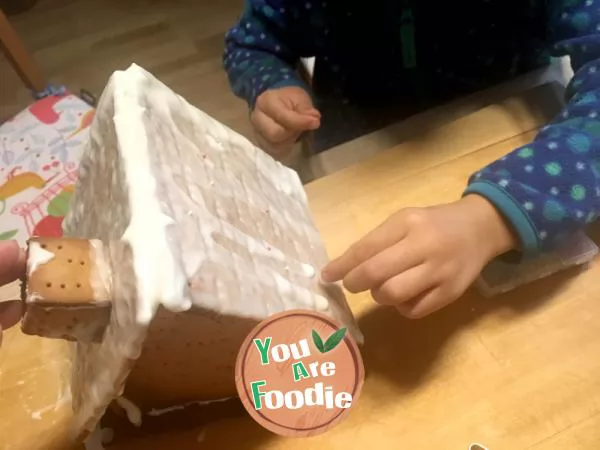 Late gingerbread house --- a gingerbread house made by children