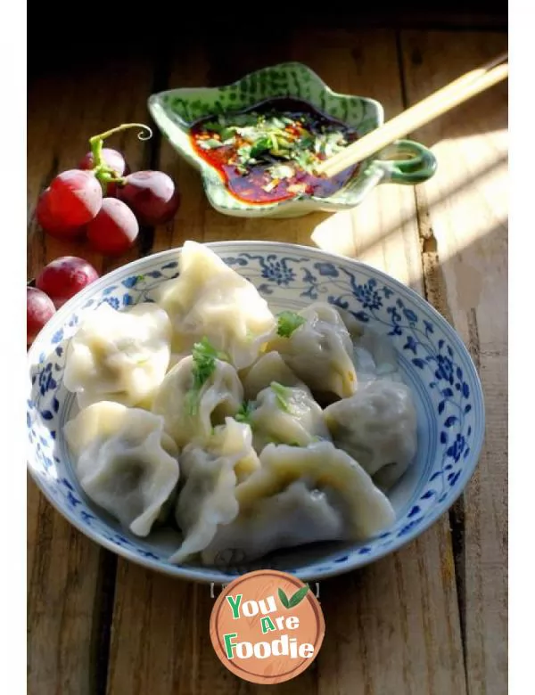 The secret of keeping the vegetable juice and keeping the dumpling stuffing from overflowing -- [celery flavored dumplings]