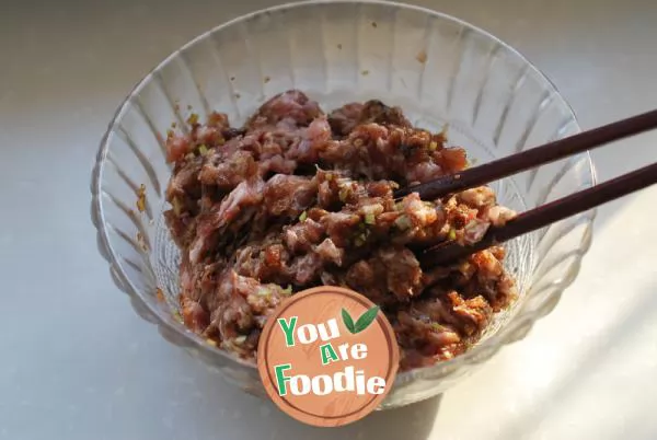 The secret of keeping the vegetable juice and keeping the dumpling stuffing from overflowing -- [celery flavored dumplings]
