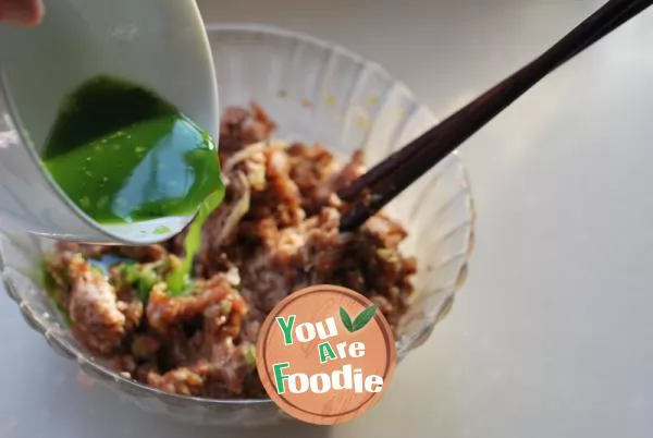 The secret of keeping the vegetable juice and keeping the dumpling stuffing from overflowing -- [celery flavored dumplings]