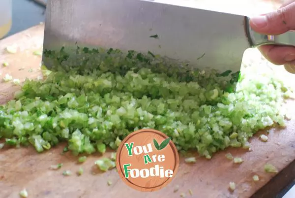 The secret of keeping the vegetable juice and keeping the dumpling stuffing from overflowing -- [celery flavored dumplings]