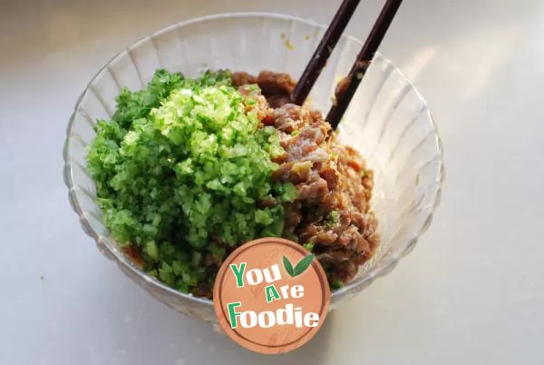 The secret of keeping the vegetable juice and keeping the dumpling stuffing from overflowing -- [celery flavored dumplings]