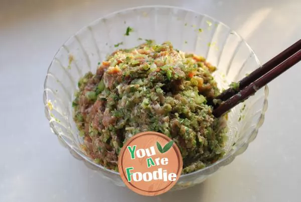 The secret of keeping the vegetable juice and keeping the dumpling stuffing from overflowing -- [celery flavored dumplings]