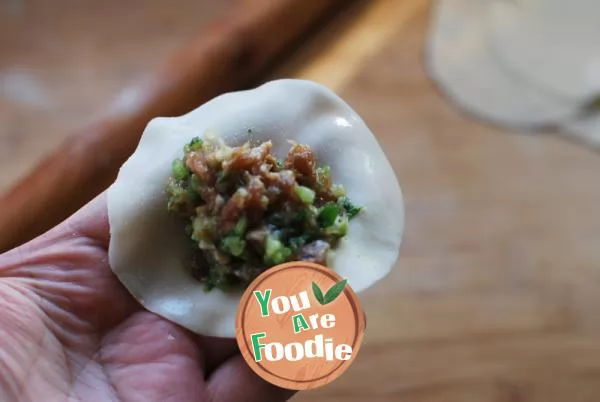 The secret of keeping the vegetable juice and keeping the dumpling stuffing from overflowing -- [celery flavored dumplings]