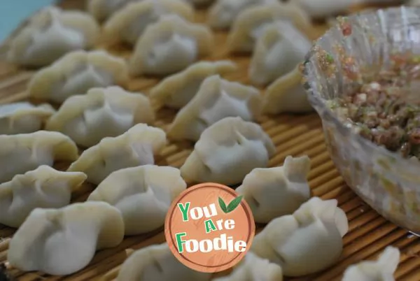 The secret of keeping the vegetable juice and keeping the dumpling stuffing from overflowing -- [celery flavored dumplings]