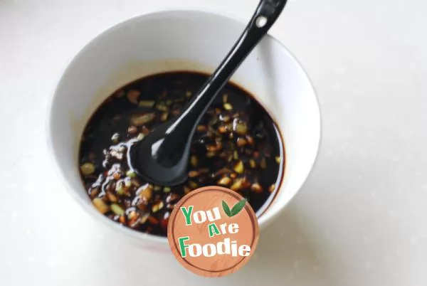 The secret of keeping the vegetable juice and keeping the dumpling stuffing from overflowing -- [celery flavored dumplings]