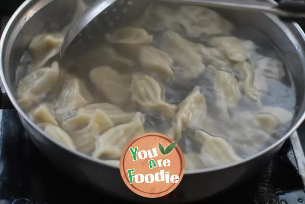 The secret of keeping the vegetable juice and keeping the dumpling stuffing from overflowing -- [celery flavored dumplings]