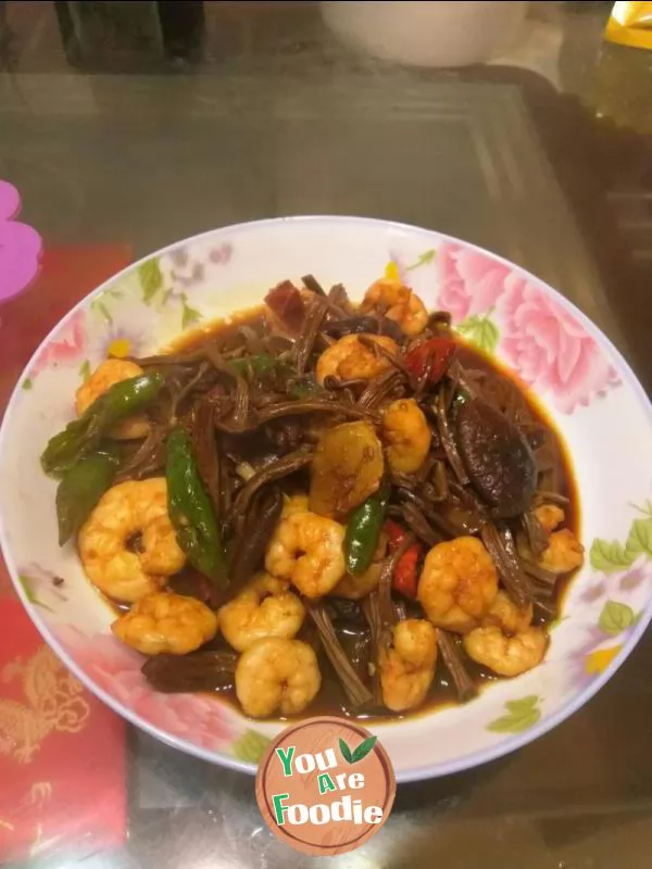 Fried shrimps with tea tree mushroom