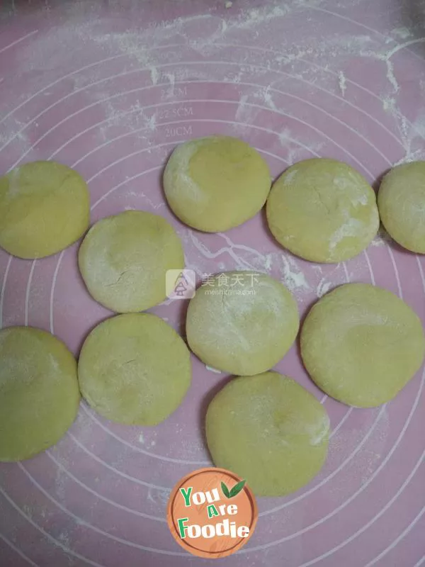 Yellow rose steamed bread