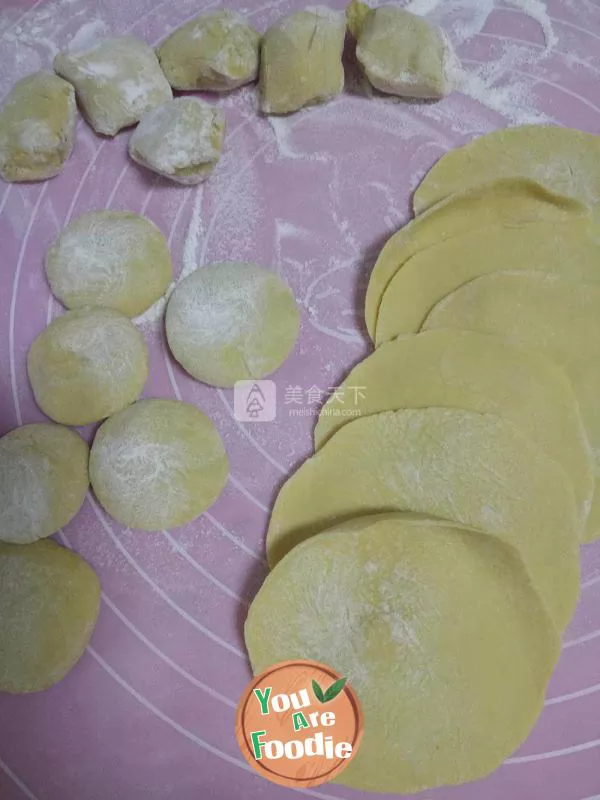 Yellow rose steamed bread