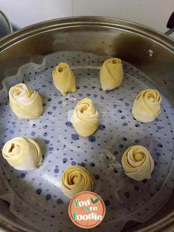 Yellow rose steamed bread