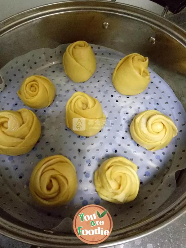 Yellow rose steamed bread