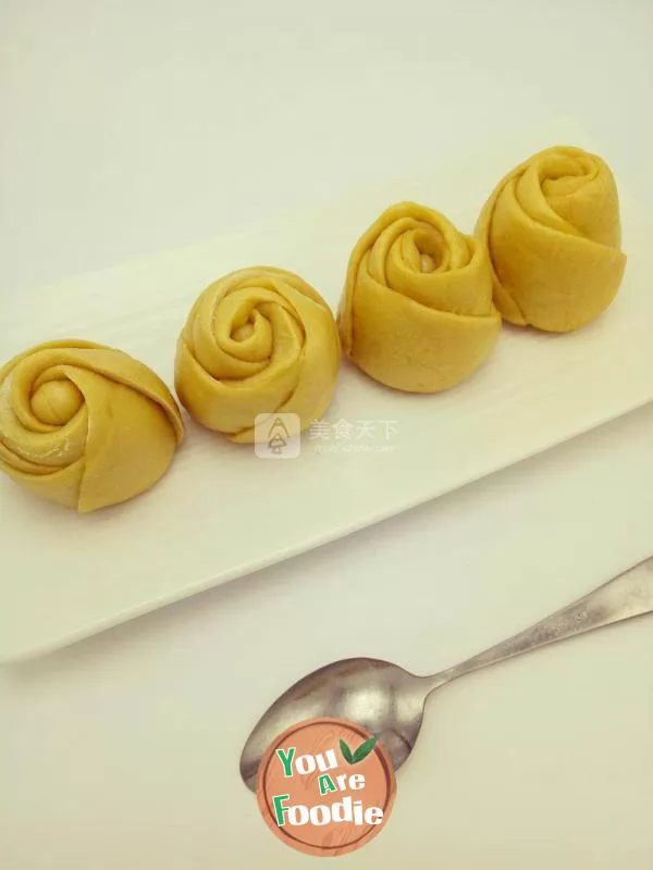 Yellow rose steamed bread