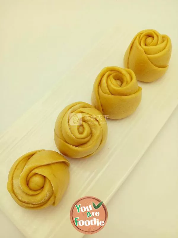 Yellow rose steamed bread