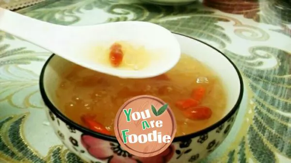 Stewed Tremella with Chinese wolfberry and rock sugar