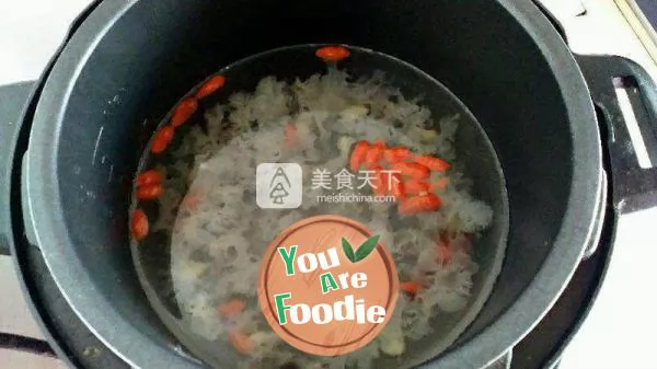 Stewed Tremella with Chinese wolfberry and rock sugar