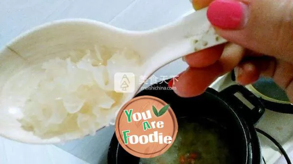 Stewed Tremella with Chinese wolfberry and rock sugar