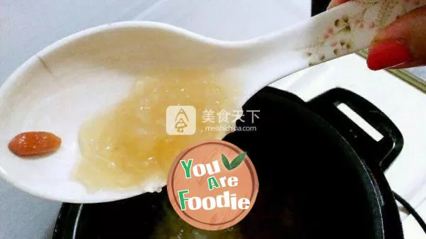 Stewed Tremella with Chinese wolfberry and rock sugar