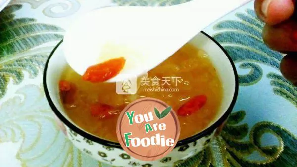 Stewed Tremella with Chinese wolfberry and rock sugar
