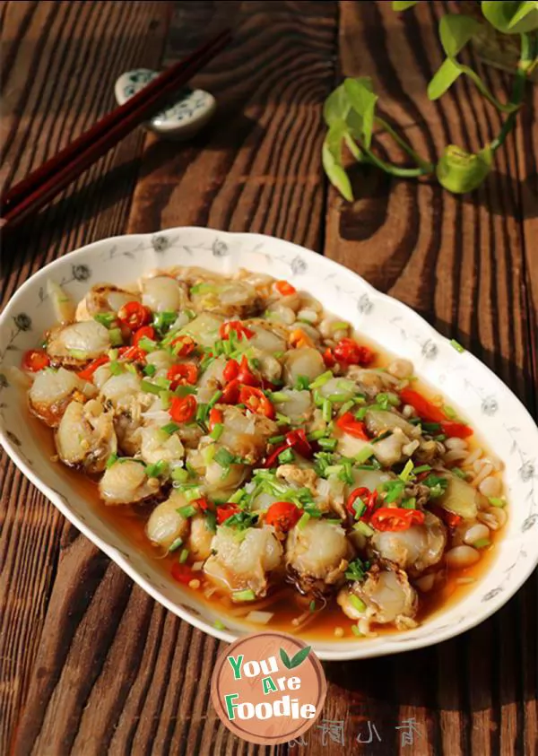 Steamed scallop with Flammulina velutipes and pickled pepper