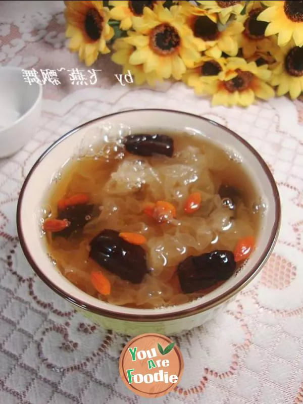 Nourishing yin and moistening dryness -- [red jujube, medlar and tremella soup]