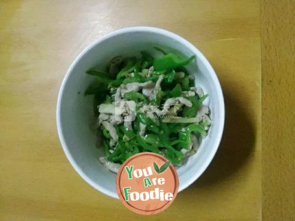 Noodles with shredded pork and green pepper