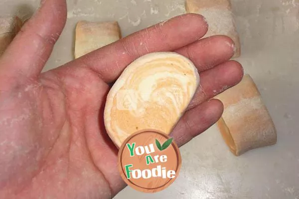 Steamed buns with patterns