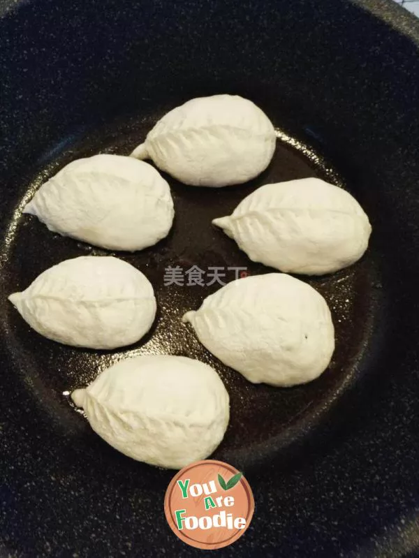Fried Bun with leek and octopus