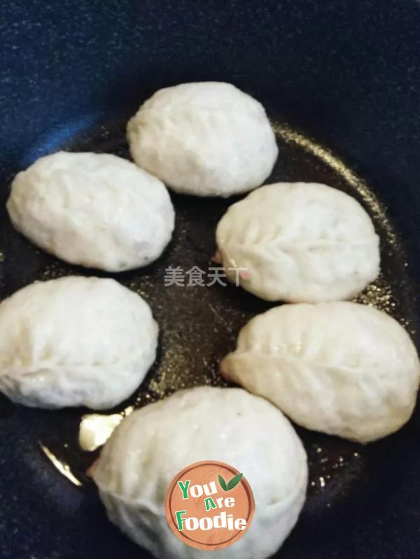 Fried Bun with leek and octopus