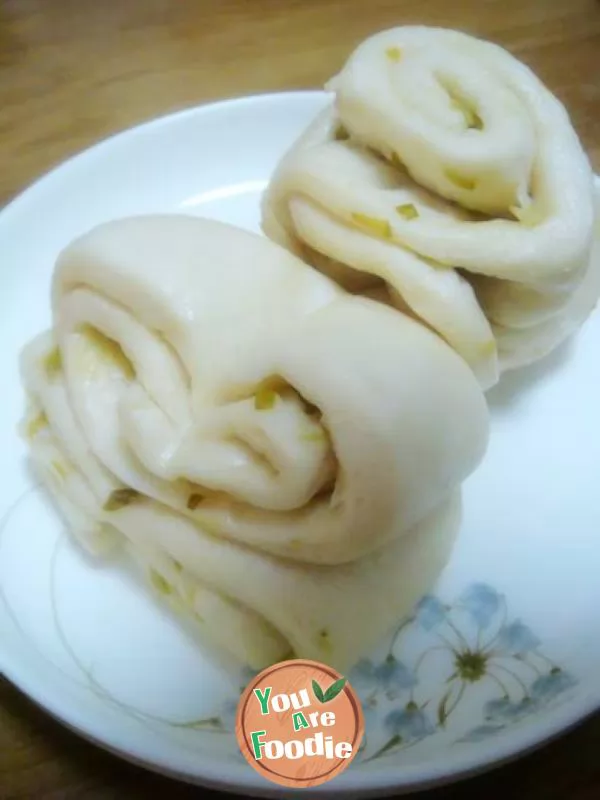 Steamed-rolls-with-scallion-oil-and-milk