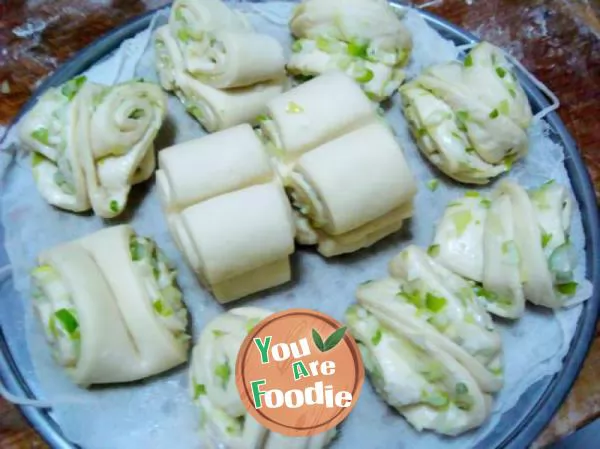 Steamed rolls with scallion oil and milk