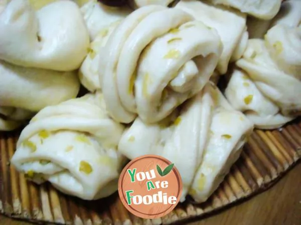 Steamed rolls with scallion oil and milk