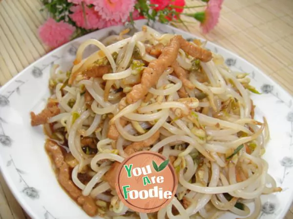 Fried bean sprouts with shredded pork