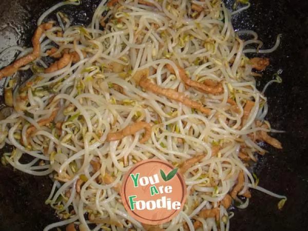 Fried bean sprouts with shredded pork