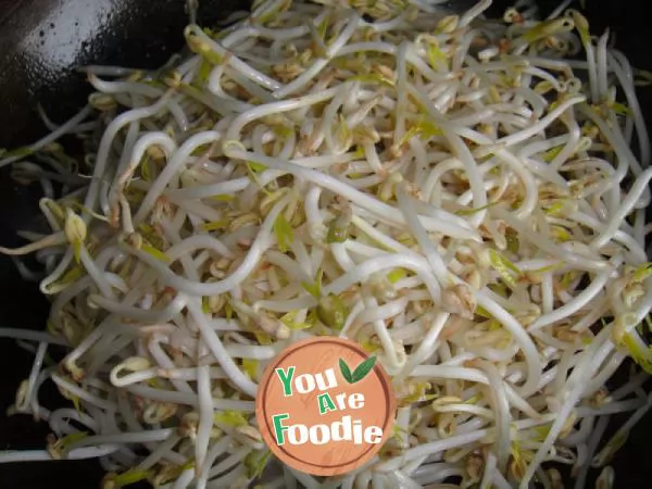 Fried bean sprouts with shredded pork