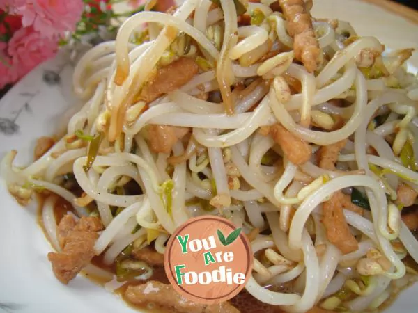 Fried bean sprouts with shredded pork