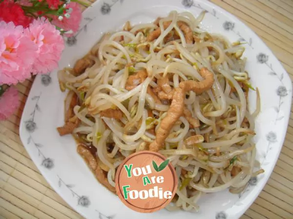 Fried bean sprouts with shredded pork