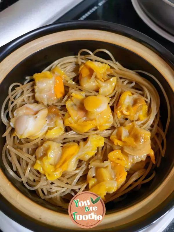 Scallops with Minced Garlic and Sweet Potato in Pot